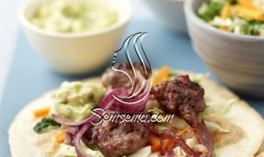 ساندويش لحم غنم مع صلصة الغواكامولي