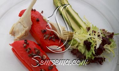 سلطة الفلفل الرومي الحمراء مع جبن الماعز