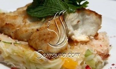 سمك القدّ المشوي مع سلطة السلطعون والحمضيّات