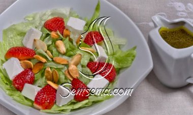 سلطة الآيسبرغ مع الفراولة والعسل