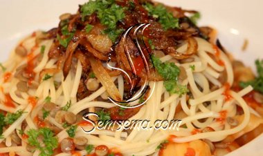 طبق مبتكر من المعكرونة مع العدس الأسمر بالبصل المحمر