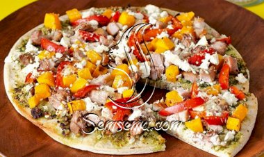 بيتزا بالخضار وصلصة البيستو وجبن الفيتا