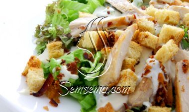 سلطة سيزر الدجاج الشهية