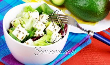 سلطة الأفوكادو مع جبن الفيتا للرجيم