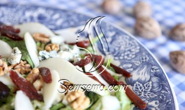 سلطة الروكفور والإجاص والتمر