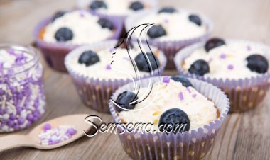 كب كيك البلوبيري المغطى بالكريمة االشهي واللذيذ