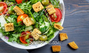 السلطة الخضراء بالصلصة الغنية