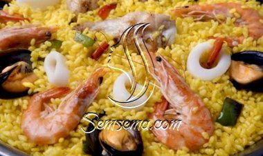 البايلّلا مع ثمار البحر والشومر