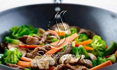 لغداء الأحد اللحم مع الزيتون والخضر الطازجة