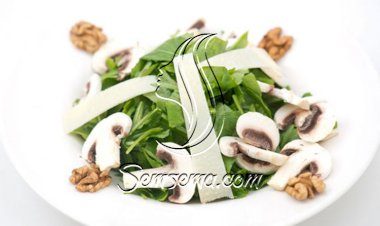 سلطة الخس بالجبن والجوز