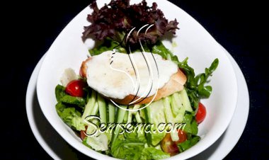 سلطة الخسّ والجرجير والسبانخ