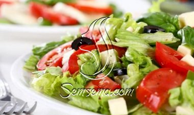 السلطة الخضراء مع الجبن الأبيض