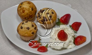 أكواب الكيك مع الكريمة والفراولة اللذيذة