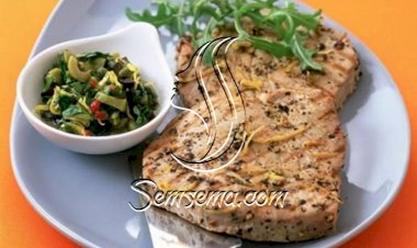 ستيك التونة مع صلصة الزيتون