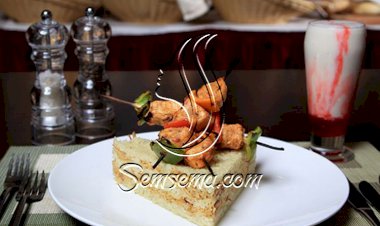 الرز بالشعيريّة مع الشيش طاووق.. وجبة غداء استثنائية