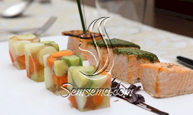 مكعبات السالمون والخضراوات