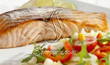 سلطة السالمون المنعشة والمغذّية