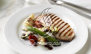 الدجاج المشوي مع الخضر والبشاميل.. طبق غني وشهي