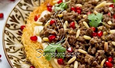 كنافة باللحم المفروم وصلصة البشاميل