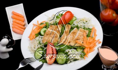 سلطة الجرجير ودجاج المغذّية