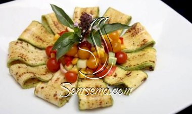 تناولي سلطة الكوسا والذرة الباردة