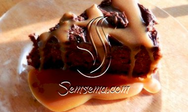 كيك الشوكولاتة بصوص الكراميل الخفيف