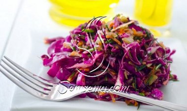 سلطة الملفوف الأحمر مع التفّاح