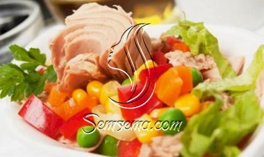 التونة مع الذرة غذاء كامل