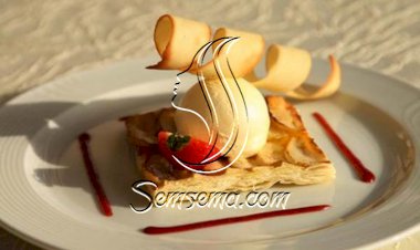 تارت التفاح مع الآيس كريم بنكهة الفانيليا وصلصة الفراولة