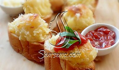 البطاطس مع شرائح الخبز والجبن