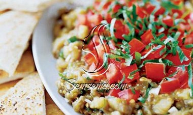 سلطة الباذنجان المشوي مع الطماطم