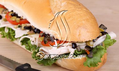 ساندويش التيركي والخس بالخبز الفرنسي