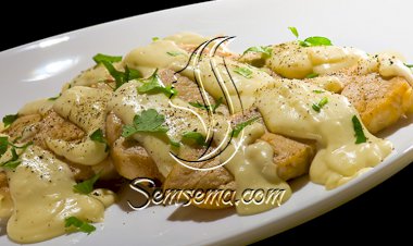 دجاج بصوص الثوم والجبن.. شهي وغني