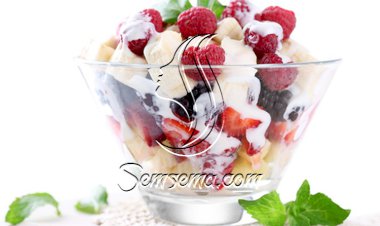 سلطة الفواكة الحمراء مع اللبن الزبادي