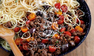 باستا بصلصة البولونيز على الطريقة الصيفية