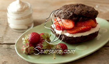 كيك الشوكولاتة المحشو بالفراولة والكريمة اللذيذ والشهي