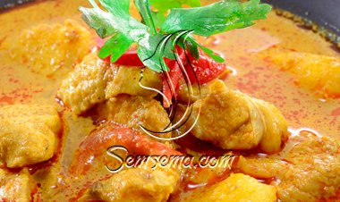 دجاج الكاري في صلصة جوز الهند.. سريع ولذيذ