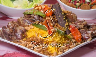 كبسة الأرز بالزعفران مع موزات الغنم الغنية والشهية