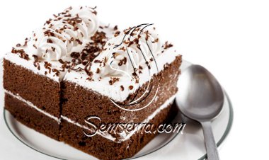 كيكة الشوكولاتة بكريمة السكر الغنية