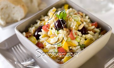 سلطة الأورزو بالخضار