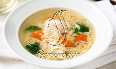 شوربة الدجاج ومعكرونة الأورزو