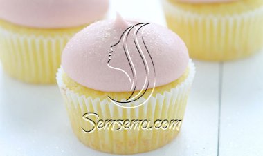 كيك الليمون بكريمة زبدة الفراولة الشهية