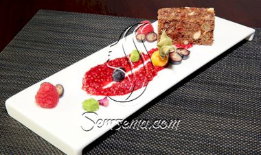 كيك التوت والمكسرات مع كومبوت الكينوا اللذيذ والمبتكر