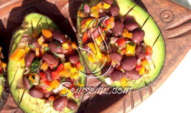 سلطة الأفوكادو بالفاصوليا الحمراء