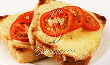 شرائح التوست بالجبنة والطماطم المشوية الخفيفة