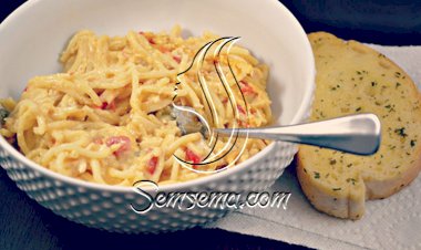 سباغيتي بالدجاج والجبن