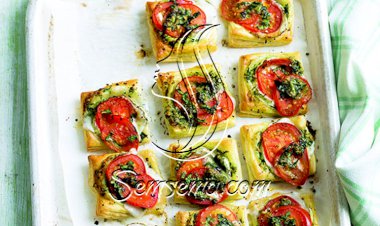 معجنات الحبق والطماطم والجبن.. لوجبة شهية