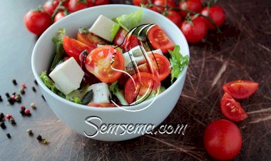 سلطة الأفوكادو بالطماطم والجبن