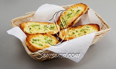 خبز محمر بالثوم والأعشاب وجبن البارميزان