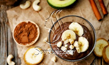 طبقات بسكويت مع بودينغ الشوكولاتة بالموز